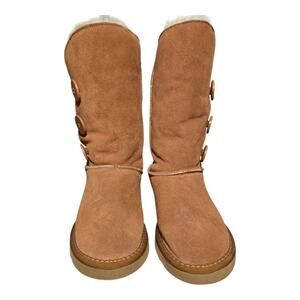 UGG Australia Bailey Button Triplet Boots Chestnut Suede Size 8 Sheepskin NWOT